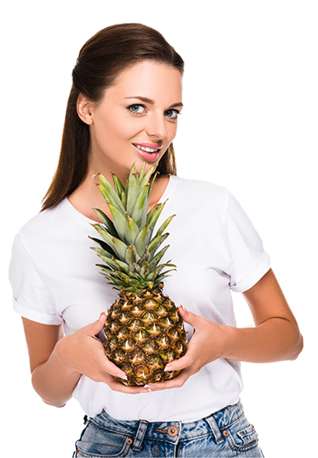 chica cargando una piña